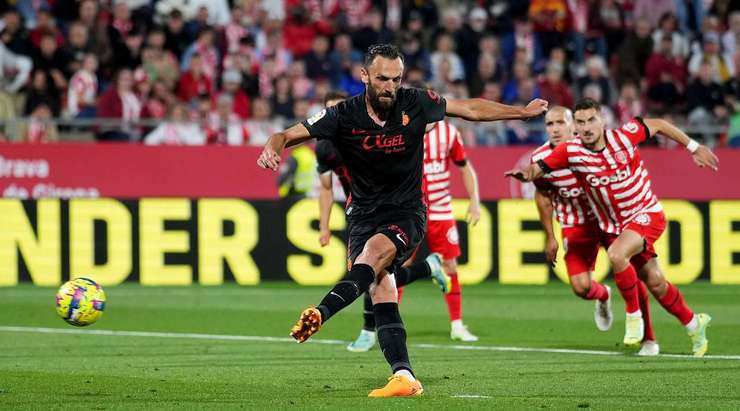 Vào! Vedat Muriqi (Mallorca) sút bóng lạnh lùng vào góc cao bên phải.