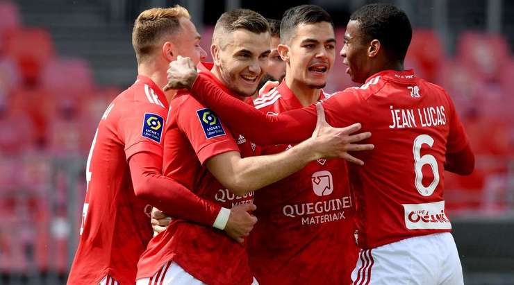 Vào! Quả phạt góc trước đó được treo vào vòng cấm và Brendan Chardonnet (Brest) sút bóng vào lưới sau pha kiến tạo bằng đầu của Lilian Brassier. 1:1.