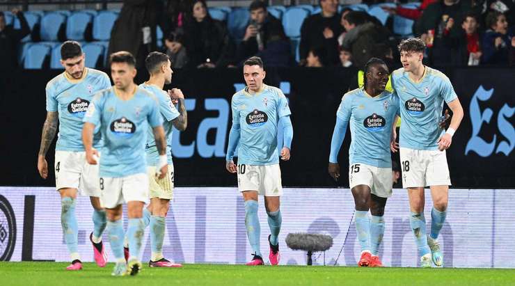 Jorgen Strand Larsen (Celta Vigo) nhận một đường chuyền tầm thấp chính xác trong vòng cấm và ghi bàn! Cú sút của anh đi đập cột dọc bên phải vào lưới.