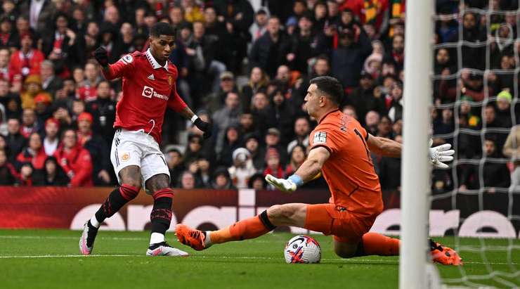 Một đường chuyền xé toang hàng phòng thủ đưa bóng rất vừa tầm chạy của Marcus Rashford (Manchester United) bên trong vòng cấm. Không cần nửa giây quan sát, anh sút chìm căng như kẻ chỉ vào chính giữa khung thành, tuy nhiên thủ môn Emiliano Martinez đã cản phá dễ dàng.