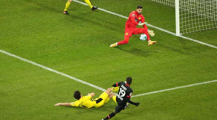 Moussa Diaby (Bayer Leverkusen) nhận một đường chuyền chuẩn xác ở một vị trí trong vòng cấm và anh quyết định sút ngay. Bóng bay về phía trong cột dọc bên phải, tuy nhiên thủ môn Roman Burki đã thể hiện khả năng của mình bằng một tình huống cản phá xuất sắc.