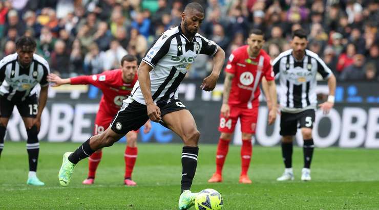 Vào! Beto (Udinese) giành chiến thắng trên chấm phạt đền bằng một cú sút không thể cản phá, vượt qua tầm với của thủ môn Michele Di Gregorio vào góc thấp bên phải.