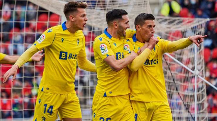 Ruben Alcaraz (Cadiz) nhận một đường chuyền tốt và sút bóng mạnh từ cự ly tầm trung về phía góc cao bên trái khung thành, không cho thủ môn cơ hội nào.