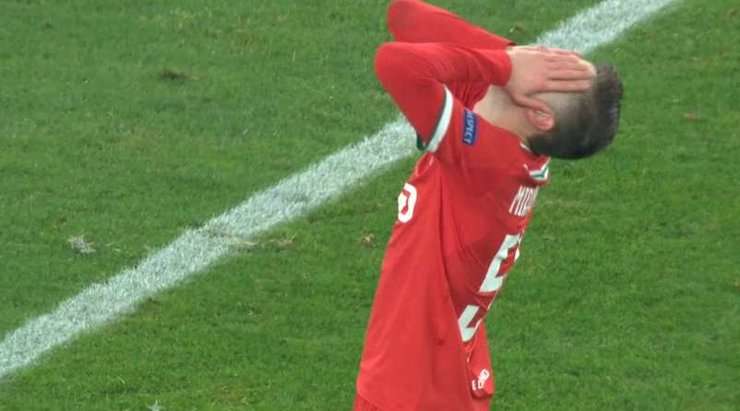 Aleksey Miranchuk (Lokomotiv Moscow) đột phá vào vòng cấm và tung một cú sút căng như kẻ chỉ về phía góc cao bên trái, nhưng thủ môn Ralf Fahrmann cũng xuất sắc không kém và có một pha cản phá rất tốt. Trợ lý trọng tài chỉ vào cột cờ góc, quả phạt góc sẽ được dành cho các cầu thủ Lokomotiv Moscow.