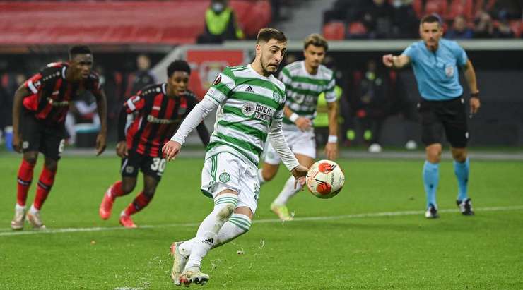 Josip Juranovic (Celtic) không cho thủ môn một cơ hội nào để cản phá quả penalty. Cú sút của anh đi sượt xà ngang vào nóc lưới. Lukas Hradecky đã không thể chạm được tay vào bóng.