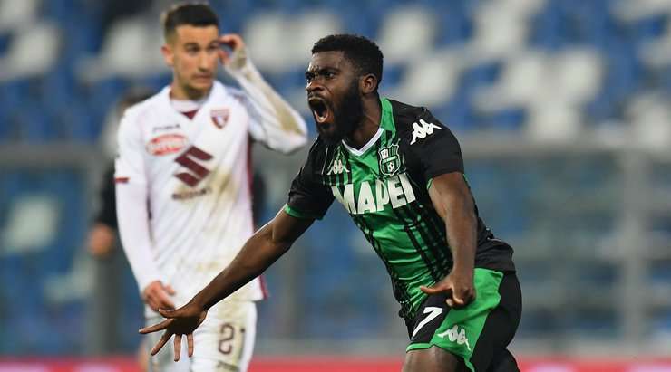 Jeremie Boga (Sassuolo) có nhiều khoảng trống ở khu vực giữa sân và rất bất ngờ, anh quyết định sút tung cú sút rất mạnh từ xa. Ngạc nhiên hơn nữa là cú sút của anh đã đưa bóng vào góc cao bên phải khung thành!