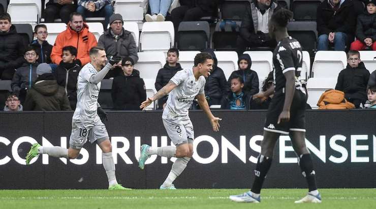 Vào! Grejohn Kyei là người kiến tạo còn Neto Borges (Clermont) là một sát thủ thật sự. Anh kết thúc đường căng ngang bằng một cú đánh đầu lạnh lùng từ cự ly gần vào góc thấp bên trái khung thành. Tỉ số là 0:2.