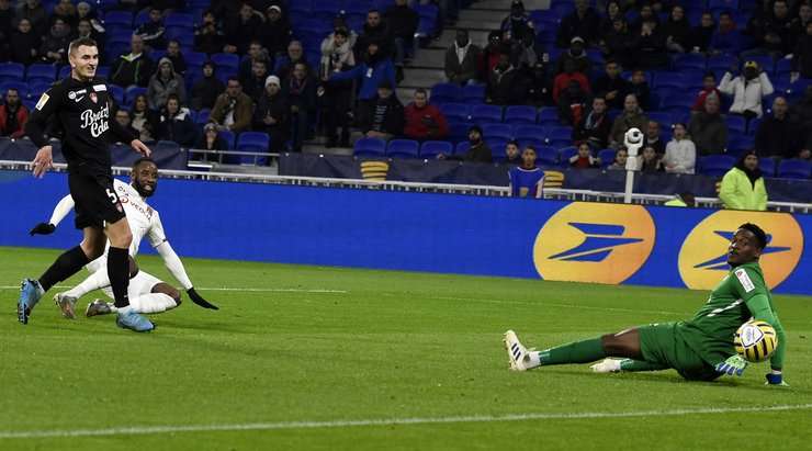 Moussa Dembele (Lyon) nhận một đường chuyền sát thủ, đặt anh vào thế đối mặt với thủ môn và anh đã ghi bàn với một cú sút lạnh lùng vào phía trong cột dọc bên phải. Một cú dứt điểm tuyệt vời.