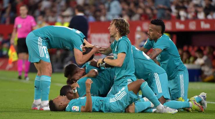 Vào! Karim Benzema (Real Madrid) khống chế đẹp mắt một đường chuyền hơi mạnh của Rodrygo ở một vị trí trong vòng cấm. Anh chạy cắt mặt một hậu vệ và sút bóng vào bên phải khung thành, làm tung lưới thủ môn đối phương. Tỉ số là 2:3.
