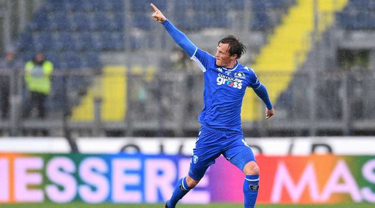 Vào! Liam Henderson (Empoli) sút bóng bật ra vào phía trong cột dọc bên trái sau khi bóng đến chỗ anh ấy trong vòng cấm. Tỉ số là 1:2.