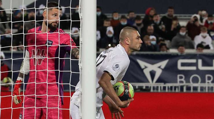 Vào! Burak Yilmaz (Lille) giành chiến thắng trên chấm phạt đền bằng một cú sút không thể cản phá, vượt qua tầm với của thủ môn Benoit Costil vào góc thấp bên trái.