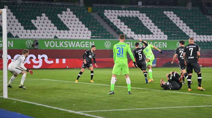 John Brooks (Wolfsburg) chớp cơ hội sau một đường bóng bật ra và dứt điểm chính xác, đưa bóng vào góc thấp bên phải khung thành.