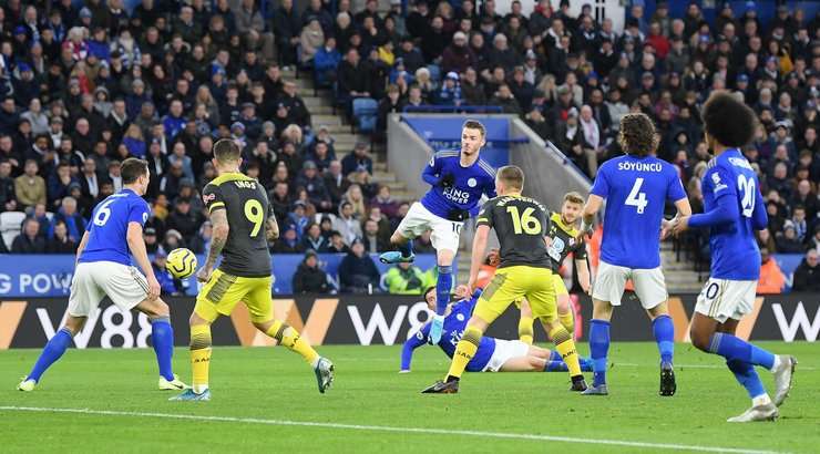 Vào! Shane Long chuyền bóng đến chân Stuart Armstrong (Southampton) và cầu thủ này tung một cú sút từ rìa vòng cấm. Bóng bị một cầu thủ khác làm đổi hướng, khiến thủ môn Kasper Schmeichel không kịp trở tay. Tỉ số là 1:1.