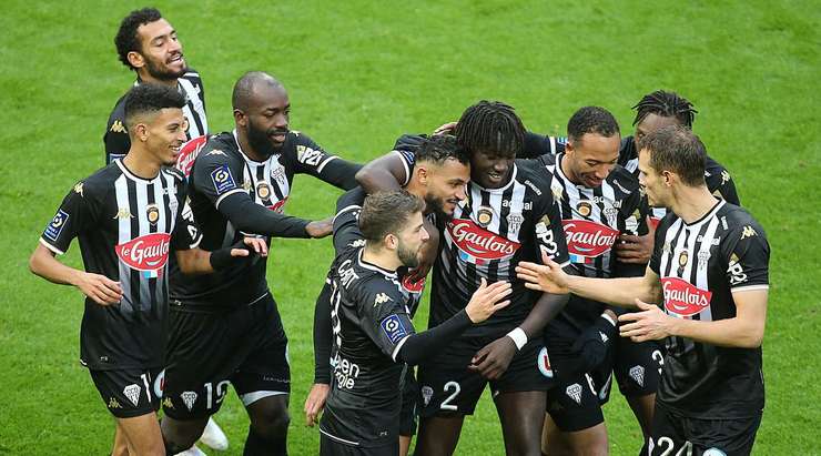 Vào! Predrag Rajkovic đã chạm được những đầu ngón tay vào bóng sau cú sút của Sofiane Boufal (Angers), nhưng chừng đó thôi không đủ ngăn trái bóng đi vào góc thấp bên trái khung thành.