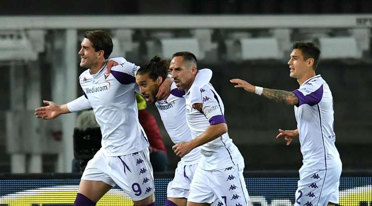 Vào! Martin Caceres (Fiorentina) đã có mặt đúng lúc đúng chỗ để chộp lấy bóng bật ra trong vòng cấm, và anh ấy sút bóng thành bàn. Tỉ số là 0:2.