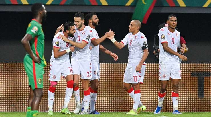 Một đường chuyền sát thủ của đồng đội đưa bóng đến chân Wahbi Khazri (Tunisia), đặt anh vào thế đối mặt với thủ môn. Không làm đồng đội của mình thất vọng, cầu thủ này tung một cú sút chìm thành bàn vào mép trong cột dọc bên trái.