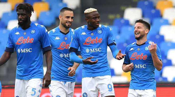 Dries Mertens (Napoli) ghi một bàn thắng tuyệt vời! Cú sút kĩ thuật của anh đi chuẩn xác vào góc trái phía trên khung thành.