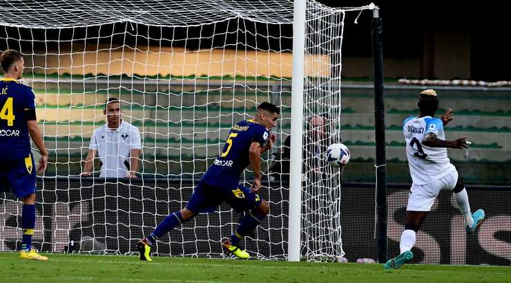 VÀO - 1:2! Quả phạt góc đến và Giovanni Di Lorenzo chạm nhẹ bằng đầu tới chỗ Victor Osimhen (Napoli), người không mắc một sai lầm nào để sút bóng vào lưới.