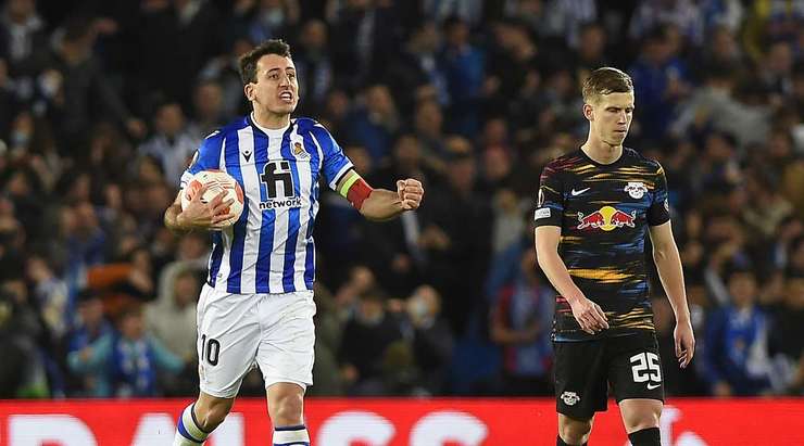 Trọng tài Anthony Taylor chỉ tay về phía giữa sân. Điều này có nghĩa là bàn thắng đã được công nhận sau khi tham khảo hệ thống VAR. Quyết định này được các cầu thủ Real Sociedad đón nhận một cách nhiệt liệt!