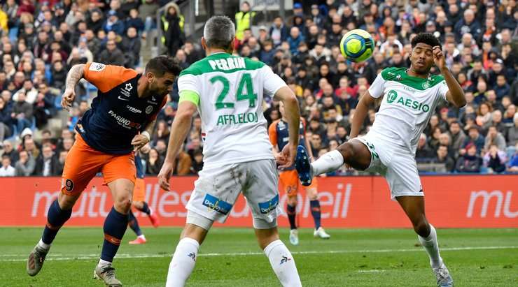 Vào – 1:0! Solomon Sambia thực hiện một đường chuyền bổng chuẩn xác vào trong vòng cấm, nơi Andy Delort (Montpellier) bật cao hơn các hậu vệ đối phương ở gần chấm phạt đền để đánh đầu thẳng vào góc trái khung thành.
