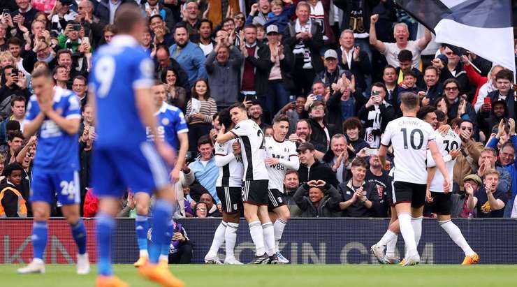 Carlos (Fulham) khống chế bóng gọn gàng từ một đường chuyền sắc sảo tại rìa vòng cấm và tung cú sút căng vào vào góc thấp bên phải khung thành, theo một phong cách đã thành thương hiệu của anh.