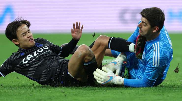 Thẻ vàng. Takefusa Kubo (Real Sociedad) bị cảnh cáo sau cú vào bóng ác ý nhằm vào một cầu thủ đối phương.