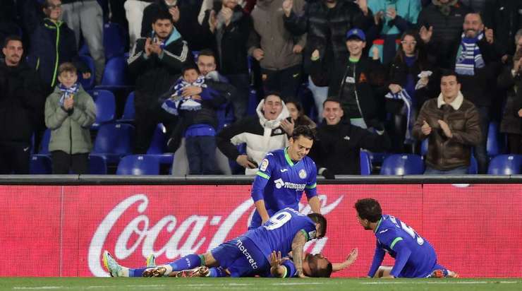 Vào! Bóng đến chỗ Borja Mayoral (Getafe) sau một vài tình huống phòng ngự tồi, anh ấy đối mặt với thủ môn và bình tĩnh đưa bóng vào lưới! Anh ấy thay đổi tỉ số thành 2:0.