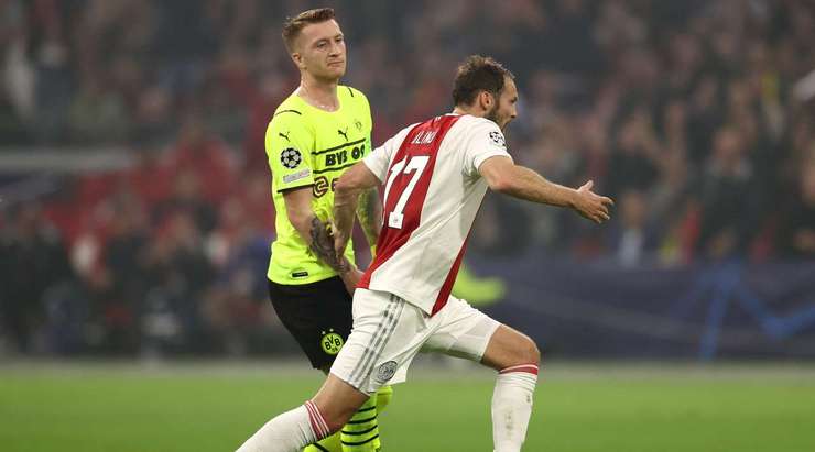 Sebastien Haller thực hiện một đường chuyền sắc như dao cạo và Daley Blind (Ajax) đã thoát xuống, tung một cú sút chìm từ rìa vòng cấm làm tung lưới khung thành đối phương! Bóng đập cột dọc bên trái vào lưới, khiến thủ môn không kịp trở tay. Tỉ số là 2:0!