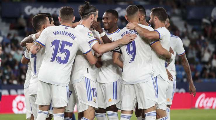 Vào! Karim Benzema tung một đường chuyền tuyệt vời đến vị trí của Gareth Bale (Real Madrid) trong vòng cấm, và cầu thủ này tận dụng rất tốt cơ hội để dứt điểm với một cú sút chìm gọn gàng vào lưới. 0:1.