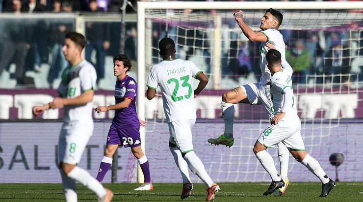 Gianluca Scamacca (Sassuolo) khống chế bóng gọn gàng từ một đường chuyền sắc bén tại rìa vòng cấm và tung cú sút căng vào vào góc thấp bên trái khung thành, theo một phong cách đã thành thương hiệu của anh.