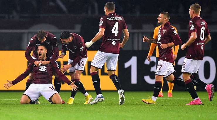 Vào! Mergim Vojvoda tung một đường chuyền tuyệt vời đến vị trí của Nikola Vlasic (Torino) trong vòng cấm, và cầu thủ này tận dụng rất tốt cơ hội để dứt điểm gọn gàng vào góc thấp bên phải. 2:0.