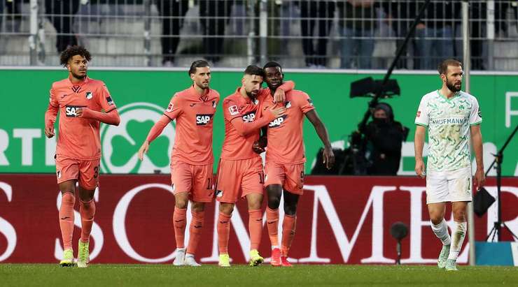 Vào! Georginio Rutter tung một đường chuyền tốt vào vòng cấm và bóng tìm đến Ihlas Bebou (Hoffenheim). Cầu thủ này không bỏ lỡ vận may của mình và dễ dàng sút bóng từ cự ly gần vào lưới. 1:1.