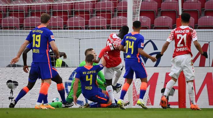 Vào! Moussa Niakhate (Mainz) đã có mặt đúng lúc đúng chỗ để lấy bóng bật ra trong vòng cấm, và anh ấy sút bóng đi chìm vào phía trong cột dọc bên phải. Tỉ số là 1:1.