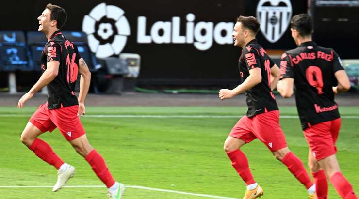 Ander Guevara (Real Sociedad) đột phá trước khi nhận một đường chuyền tuyệt vời của đồng đội và tung một cú sút chuẩn xác để đánh bại thủ môn. Quả bóng bay vào góc thấp bên phải khung thành.