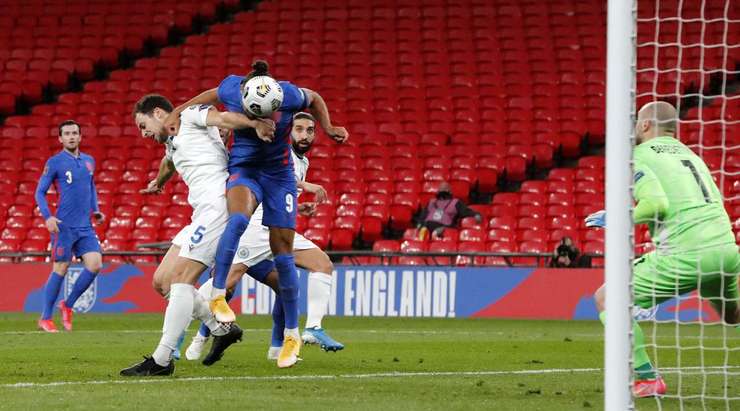 Vào! Bằng một đường chuyền vượt qua cả tầm với của thủ môn, Reece James dọn cỗ cho Dominic Calvert-Lewin (Anh) ghi một bàn thắng không thể dễ dàng hơn, và cầu thủ này không phạm một sai lầm nào với cú đánh đầu đập đất từ cự ly gần chính giữa khung thành trống. Tỉ số là 2:0.