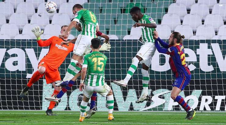 Bóng đã nằm trong lưới! Nabil Fekir câu bóng vào vòng cấm từ quả đá phạt, nơi Victor Ruiz (Betis) thoát khỏi người theo kèm và đánh đầu từ rìa vòng 5m50, đưa bóng thẳng vào giữa khung thành. Tỉ số bây giờ là 2:2.