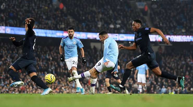 Gabriel Jesus (Manchester City) nhận một đường chuyền thú vị bên trong vòng cấm và anh sút bóng vào góc cao bên phải khung thành. Một pha dứt điểm tuyệt đẹp!