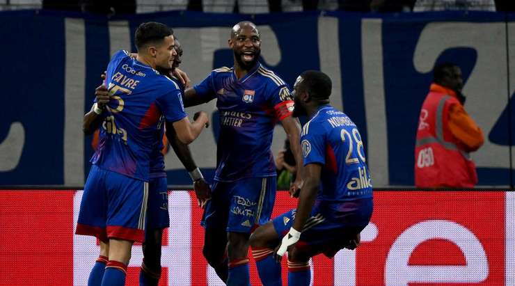 Moussa Dembele (Lyon) nhảy lên đón một quả tạt tuyệt vời và đánh đầu hạ gục thủ môn, đưa bóng vào nóc lưới.