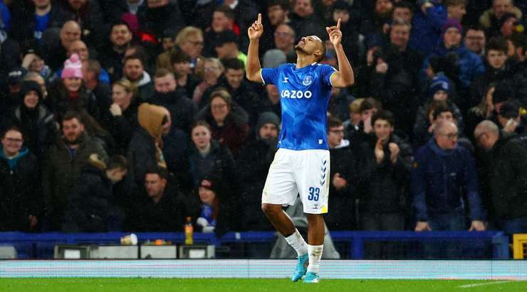 Salomon Rondon (Everton) có rất nhiều khoảng trống sau khi đón một đường chuyền chính xác trong vòng cấm. Anh không do dự tung một cú sút tuyệt vời, đưa bóng vào góc thấp bên phải cầu môn.