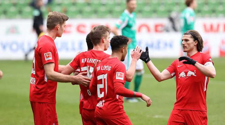 Tỉ số là 0:1! Kevin Kampl chuyền bóng cho Dani Olmo (RB Leipzig) trong vòng cấm, người không bị ai kèm và sút bóng vào bên phải mành lưới.