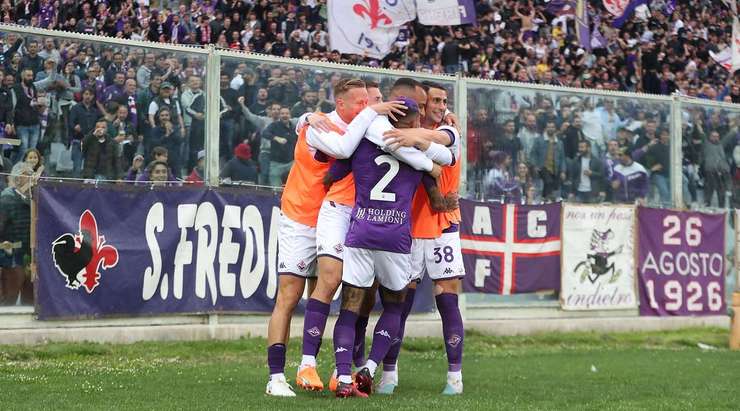 Vào! Luka Jovic chuyền bóng cho Dodo (Fiorentina) và cầu thủ này có một cú sút bị bị đổi hướng ngay trong vòng cấm, khiến thủ môn Nicola Ravaglia không thể làm gì được. 2:0.