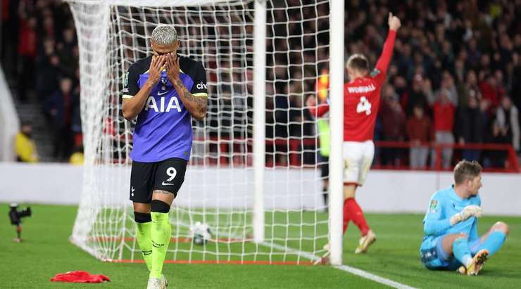 Vàoo! Không chờ đã, nó đã bị thổi phạt việt vị. Richarlison (Tottenham) không đồng ý, nhưng trợ lý trọng tài chắc chắn về quyết định của mình.