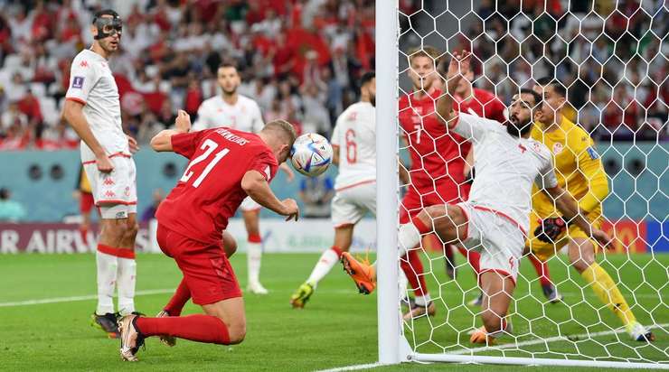 Andreas Cornelius (Đan Mạch) đánh đầu rất mạnh trúng cột dọc!