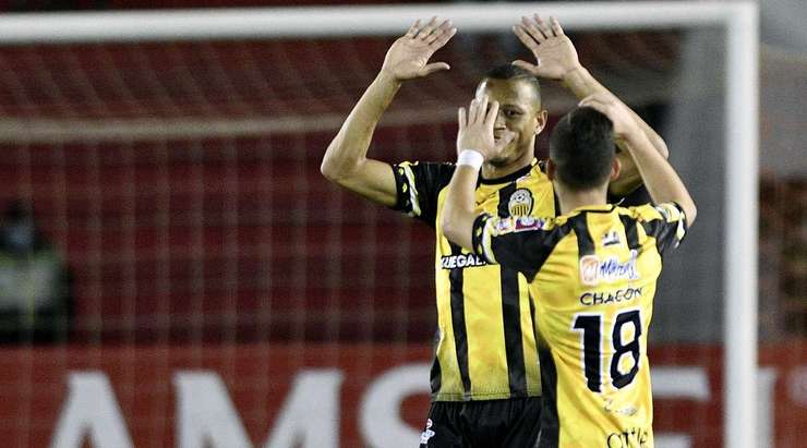 Vào! Thủ môn Alex Arancibia phạm một sai lầm tồi tệ và Anthony Chelin Uribe Francia (Dep. Tachira) đã không gặp khó khăn gì để đưa bóng vào lưới, 1:1.