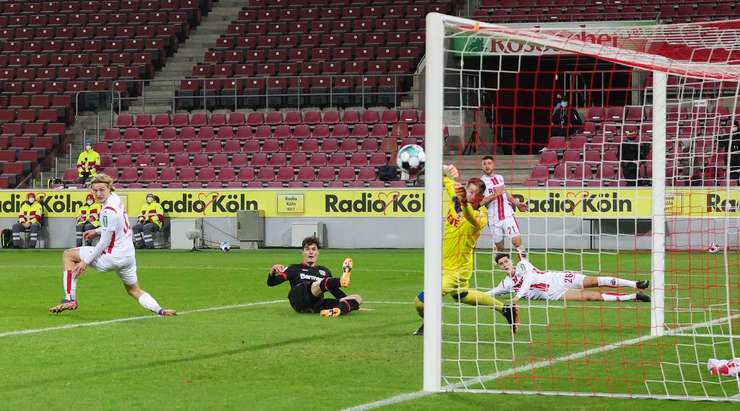 Một cú vô-lê xứng đáng với hai chữ tuyệt vời của Patrik Schick (Bayer Leverkusen)! Cú sút của anh từ bên trong vòng cấm đi thẳng vào góc cao bên phải khung thành. Công lớn nhất thuộc về Patrik Schick (Bayer Leverkusen), một pha dứt điểm quá xuất sắc!