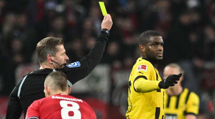 Anthony Modeste (Dortmund) nhận thẻ vàng cho một pha chuồi bóng ác ý.