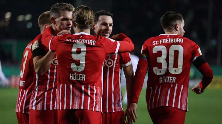 Đó là một bàn thắng! Philipp Lienhart (Freiburg) ra mắt với một pha dứt điểm rất tốt.