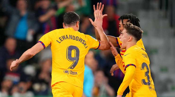 Vào! Ronald Araujo đón đường chuyền và đánh đầu kiến tạo cho Robert Lewandowski (Barcelona), người đã khống chế bóng và dứt điểm gọn gàng vào lưới. 0:1.