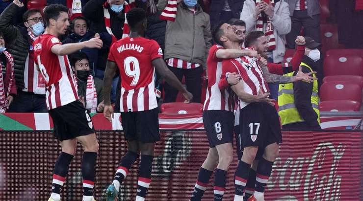 Vào! Yuri Berchiche (Ath Bilbao) có đủ khoảng trống trong vòng cấm để đón một đường chuyền từ Inaki Williams và dứt điểm gọn gàng vào góc cao bên trái khung thành. 1:1.