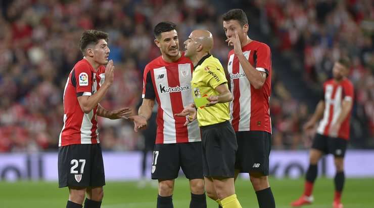 Unai Vencedor (Ath Bilbao) có một pha chuồi bóng xấu xí với một cầu thủ đối phương, nhưng không có thẻ phạt từ phía trọng tài.